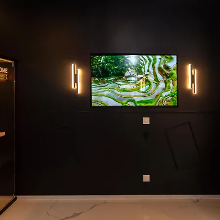 Maison Pantheon, D'exception